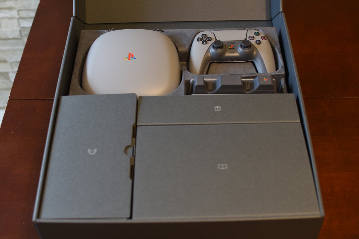 Marcus12084's tweet photo. OMG @Lbabinz I can't belive it !
I got Onyx at Gamestop 2 days before the preorder open on tuesday morning.
Thanks for sharing  the link to the page 😉
I'm so happy right now ... Like a little kid again 😁
#PlayStation30thAnniversary #PlayStation5Pro #PlayStation5 #PlayStation https://t.co/73kcFbImsu