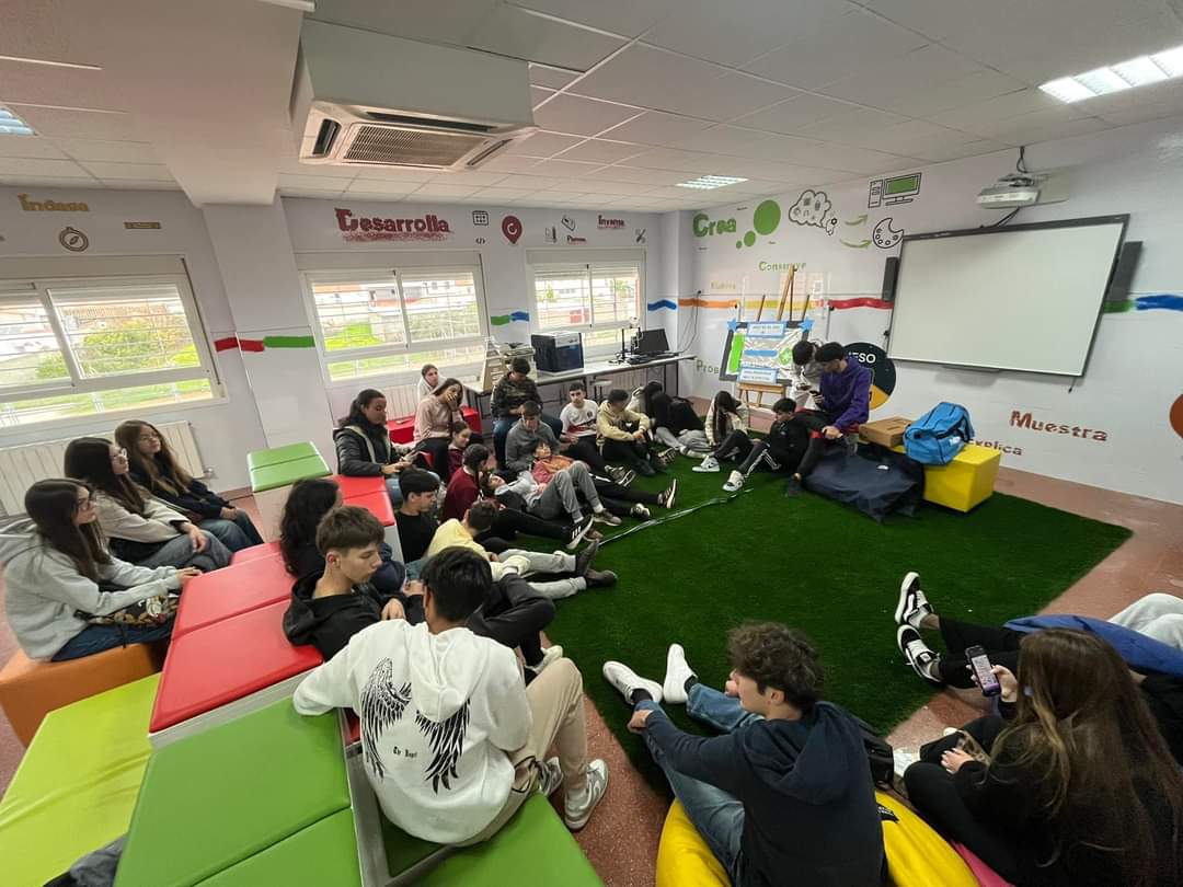 ErasmusMrm's tweet photo. Día 4. En #sAIlingthroughchange lanzamos nuestro propio espacio en el metaverso dedicado a los #ODS. Y exploramos las posibilidades para las #smartcities de @FIWARESpace con el apoyo de @DipdeBadajoz realizando un hackathon de la mano de  @jorgeosuna666. @EUErasmusPlus @sepiegob https://t.co/Uxa7YLQGrL