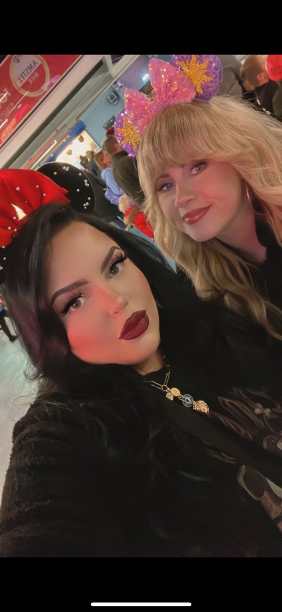 ifyouseemeg's tweet photo. #disneyonice https://t.co/Z7mC7mSssC