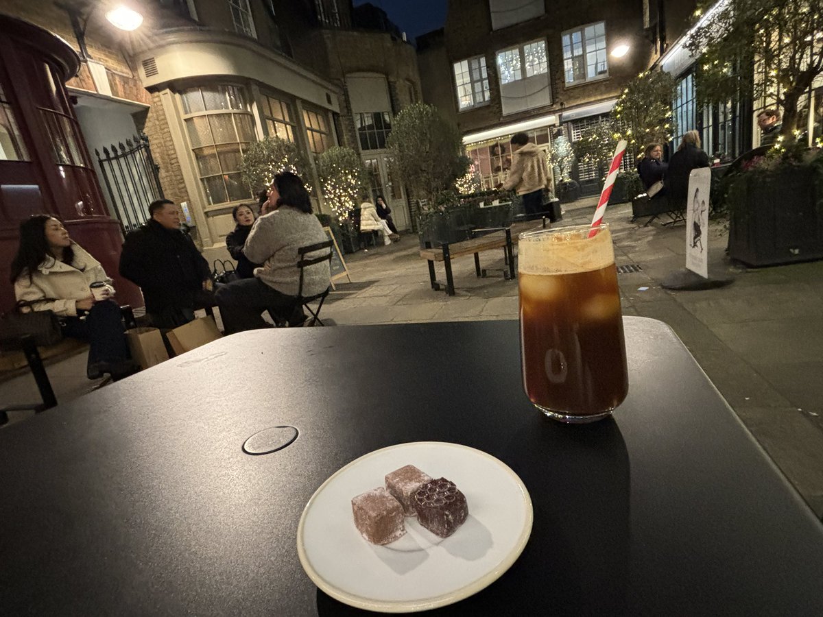 Even when it’s freezing, SOHO knows the drill—iced americano in hand like it’s a heatwave, without question and they’ve thrown in pralines just to make sure I’m extra cozy. They just checked me in the meantime to see if I changed my state of aggregation. 😂