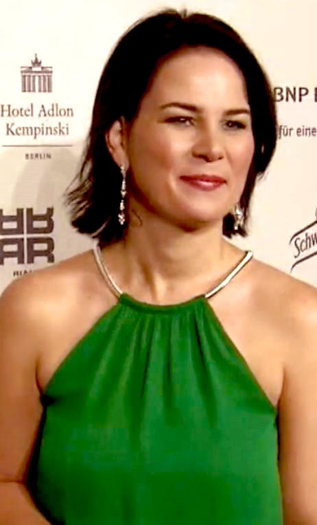 DerPamphletist's tweet image. Die #Scheidung von #AnnalenaBaerbock ist kein Grund zu lachen oder Gehässigkeit. 
Es ist einen Grund mein #Tinder zu reaktivieren, Standort Berlin zu switchen und zu warten 🤵🏾‍♂️
@ABaerbock lass mich dein #Habeck und #Schwachkopf sein 🌹😏
#Doppelspitze