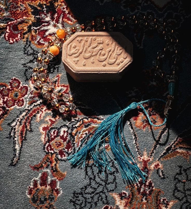 "سَلامٌ مُثقَلٌ بِحَسرَةِ البُعدِ".