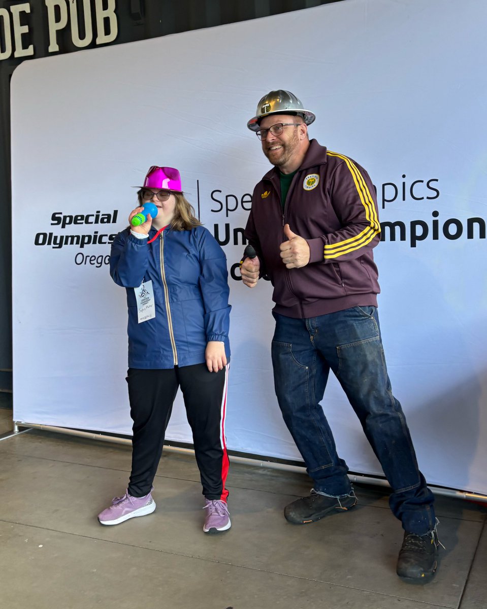 Having a blast 🎊 

<a href="/TimberJoey/">Timber Joey Webber</a> meetin' &amp; greetin' at the <a href="/SOORstate/">Special Olympics OR</a> Unified Schools Leadership Rally! 🥳