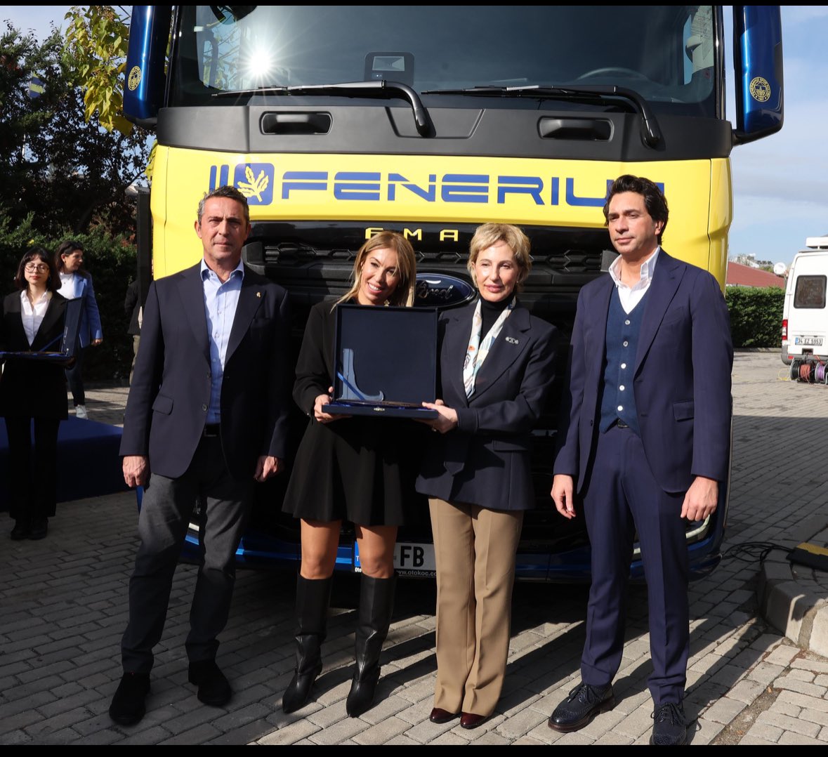 trendbaski's tweet photo. Fenerium’un yeni mağazacılık konsepti için özel olarak tasarlanan Ford Trucks F-MAX tırlarını Fenerbahçe’miz için özenle giydirdik. 💛💙
#Fenerium
#Fenerbahçe https://t.co/5YnpznXdEd
