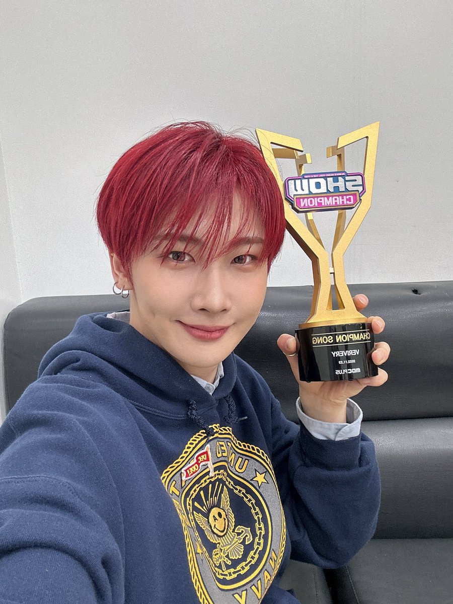 One year of this magical moment that we made so much effort to achieve! Im so proud of verrer 🤍

#HOYOUNG #호영