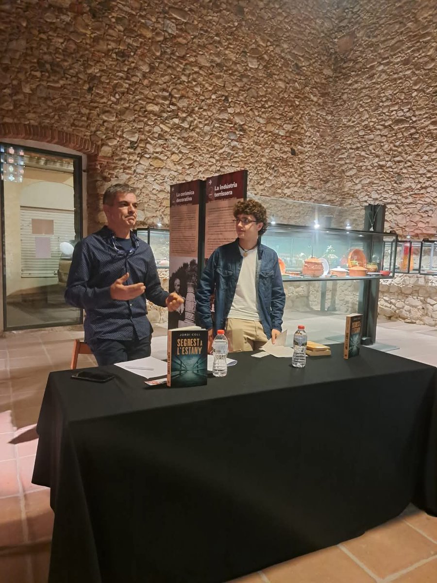 AjuntamentBreda's tweet photo. 📸 Imatges d'aquest vespre al Centre Cultural Els Forns de Breda, a la presentació de "Segrest a l'estany", l'última novel•la del bredenc Jordi Coll. A l'acte manté una tertúlia amb el periodista, també bredenc, Bernat Castanyer. https://t.co/30KCedIR5r