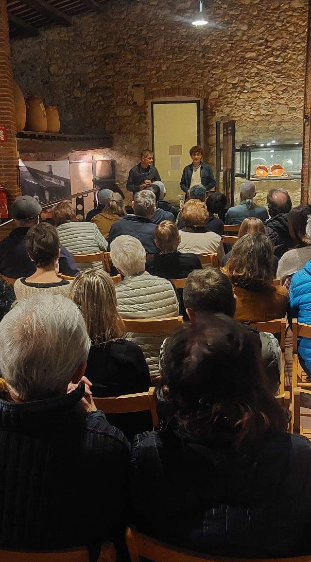 AjuntamentBreda's tweet photo. 📸 Imatges d'aquest vespre al Centre Cultural Els Forns de Breda, a la presentació de "Segrest a l'estany", l'última novel•la del bredenc Jordi Coll. A l'acte manté una tertúlia amb el periodista, també bredenc, Bernat Castanyer. https://t.co/30KCedIR5r