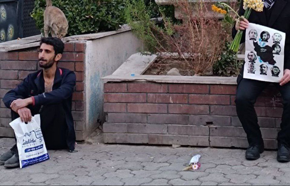 faribanikuoe's tweet photo. #حسين_رونقی عزیز نوشته:
برای پسری که کنارم نشست...

پسر جوانی که گل کوچکی در دست داشت به سمتم آمد، گل را زمین گذاشت، گویا از قبل‌تر منتظر بود. گفت: «می‌خواهم همین‌جا روی زمین کنارت بنشینم». نگاهم را فهمید و نشست. آمده بود که تنها نباشیم، که تنها نمانیم و نگذارد کسی مرا با خود ببرد. 

آن‌جا مردمانی بودند که کنارم ایستادند، با لبخندهایشان، نگاه‌هایشان و کلامی که از همدلی سرشار بود و من هر چند یک تن بودم، اما تنها نبودم.

@HosseinRonaghi