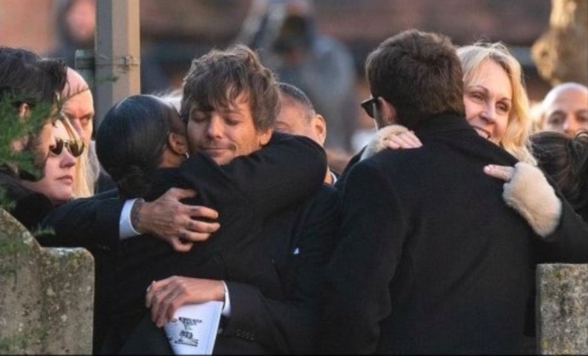 Louis Zayn and Harry 🥺🥺🥺May  god bless them  and give them the strength to cope up with this loss💔🥺