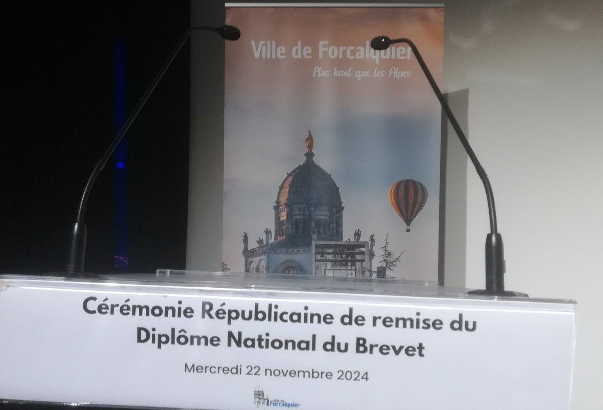 Une belle cérémonie républicaine de remise de diplômes pour nos 85 lauréats du #Brevet... Dont 42  mention TB ! 
Bravo à nos jeunes. 
Et "n'oubliez pas de rêver" a déclaré M. Mesnier !
