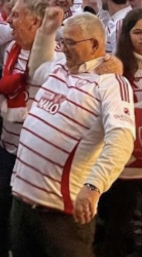 BrestOnAir's tweet image. Qui doit jouer latéral gauche mardi à Barcelone ? 
Fav pour Jordan Amavi
RT Pour Gérard Le Saint.