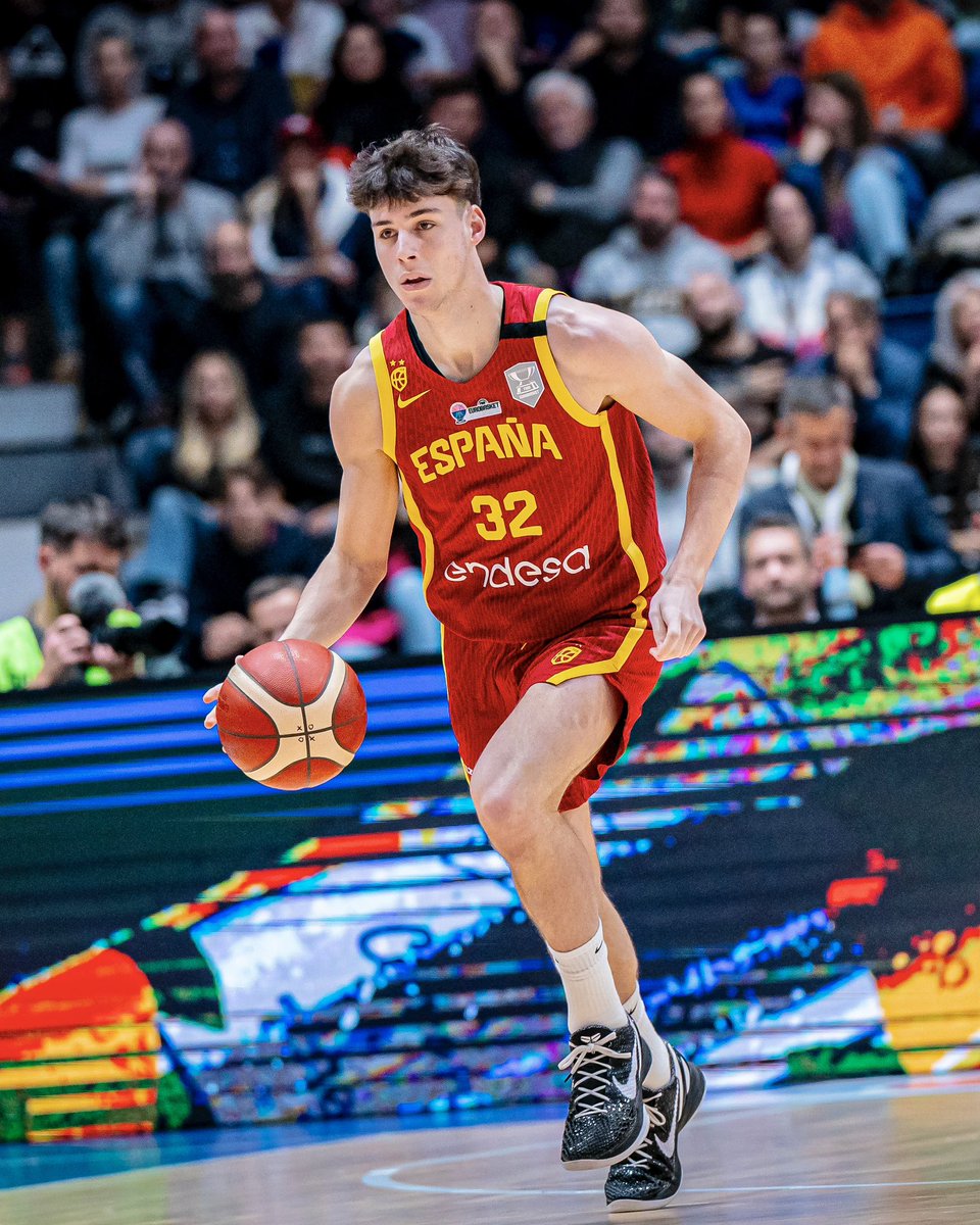 juandicc's tweet photo. Por cierto, poco a poco, pero ver esto mola e ilusiona mucho. 

Mario Saint-Supery (18 años), Izan Almansa (19 años) han debutado hoy con la #SelMas🇪🇸, y Sergio De Larrea (18 años) en un partido oficial. 

📸 @BaloncestoESP https://t.co/O1vl27oePg