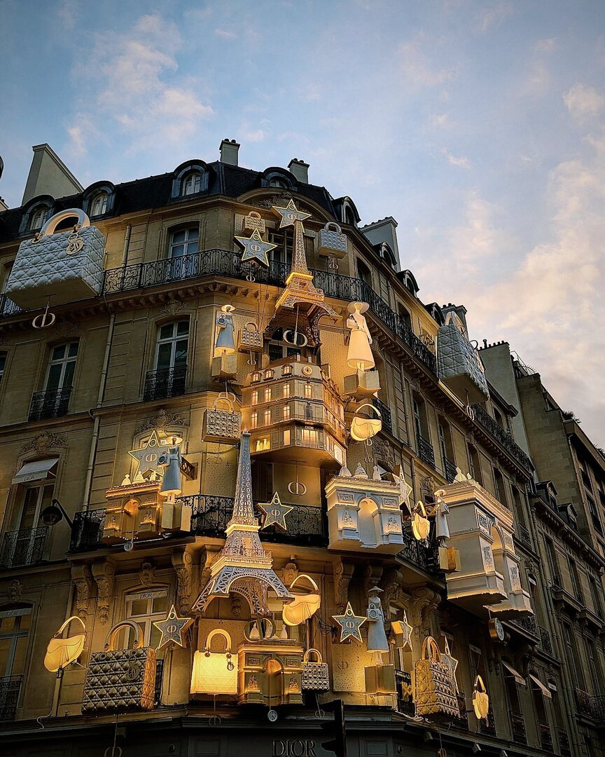 Luxe quasi quotidien, en cette fin d'année, d'admirer l'avenue Montaigne et ses décors lumineux à l'inspiration haute-couture...

Dior ne déçoit jamais.

📆 16.11.2024
📍 Avenue Montaigne, angle rue François 1er (Paris 8e) instagr.am/p/DCsEmofoj4E/