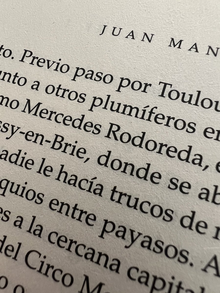 MVilallonga's tweet photo. Neva a París, es publica una novel·la sobre la història d’amor de @RodoredaMerce i @ArmandObiols, els articles que ella va escriure amb pseudònim de 1932 a 1934 i surt com a personatge secundari en la novel·la de la fotografia. Ui si aixequés el cap. https://t.co/9iHKOkTGx2 https://t.co/hmf8aEjaF9