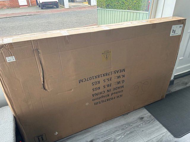 si_watton's tweet photo. Be wary of @houseoffraser ! Deliver items damaged. Online support only. Then they lie. Then offered partial refund. Then when they do eventually want it back they send a tiny little one man van. (Needs a truck and two men) BEWARE! We move house in a few days too, FFS! #fraser https://t.co/wicYIg2cvl