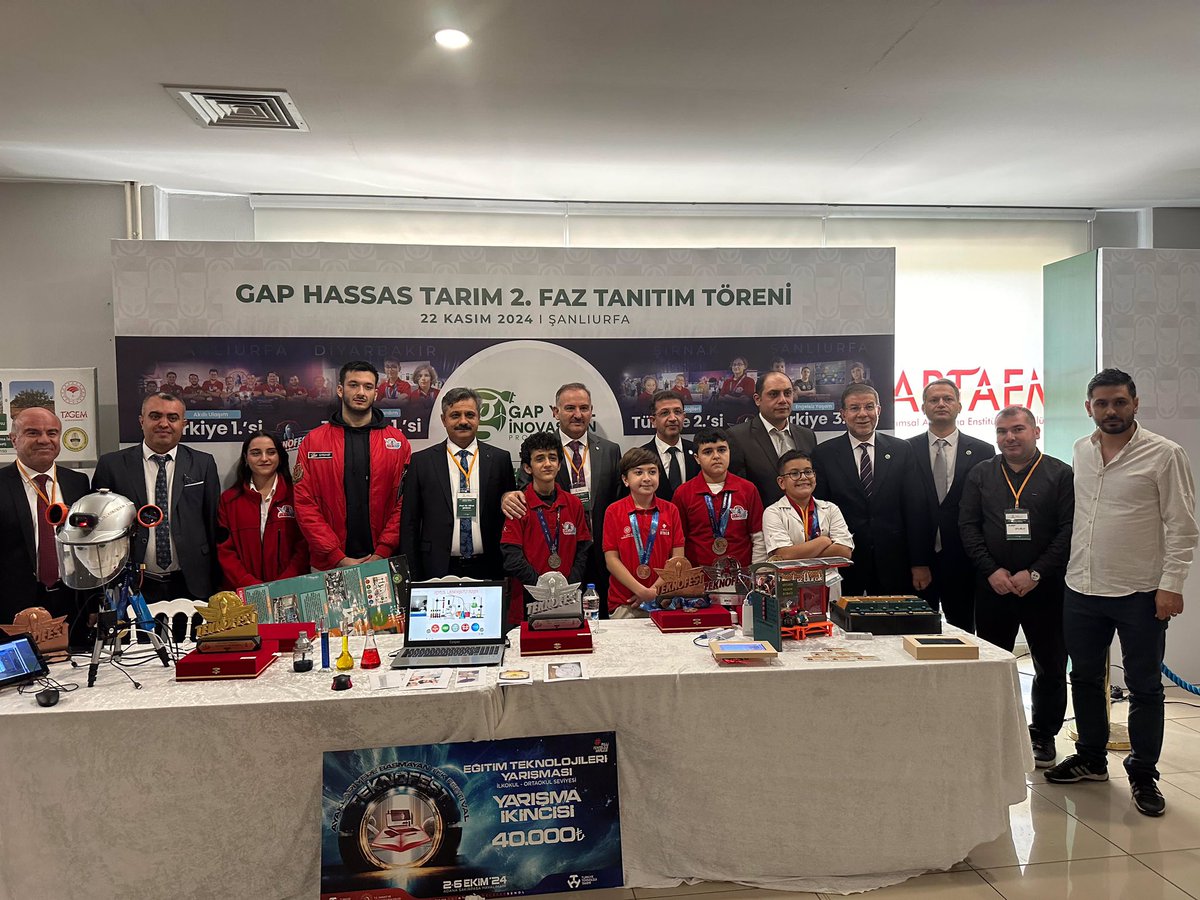 gapyesil's tweet photo. 📌 Projemizin ana yürütücülerinden olan Harran Üniversitesi Rektörü Prof. Dr. Mehmet Tahir GÜLLÜOĞLU, Teknofest’te Türkiye şampiyona olan öğrencilerimizin çalışmalarını sergilediği standı ziyaret etti.

#gapyeşilinovasyon #gapyesil #ekoloji #doğa #sürdürülebilirlik @gap_idaresi https://t.co/zaM6hf9jK0