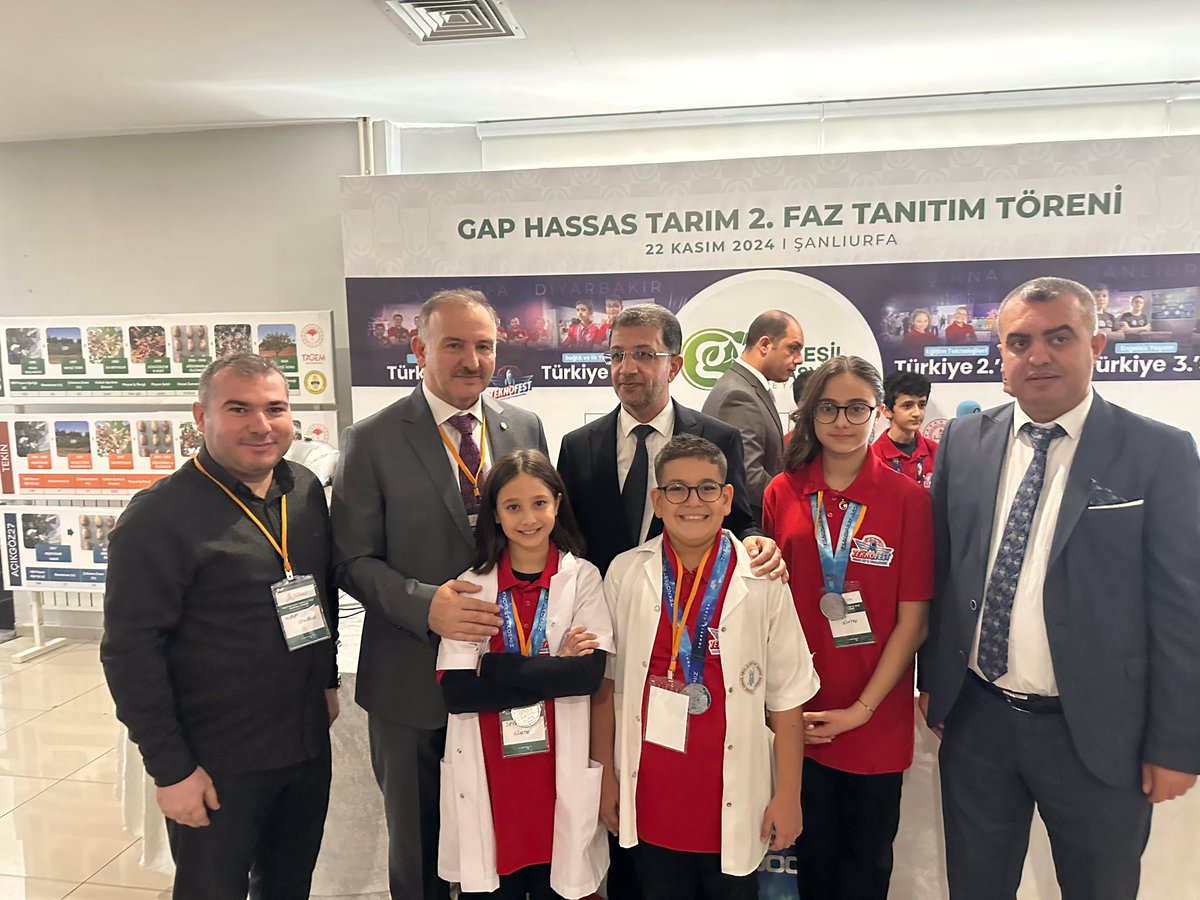 📌 Projemizin ana yürütücülerinden olan Harran Üniversitesi Rektörü Prof. Dr. Mehmet Tahir GÜLLÜOĞLU, Teknofest’te Türkiye şampiyona olan öğrencilerimizin çalışmalarını sergilediği standı ziyaret etti.

#gapyeşilinovasyon #gapyesil #ekoloji #doğa #sürdürülebilirlik <a href="/gap_idaresi/">GAP İdaresi</a>