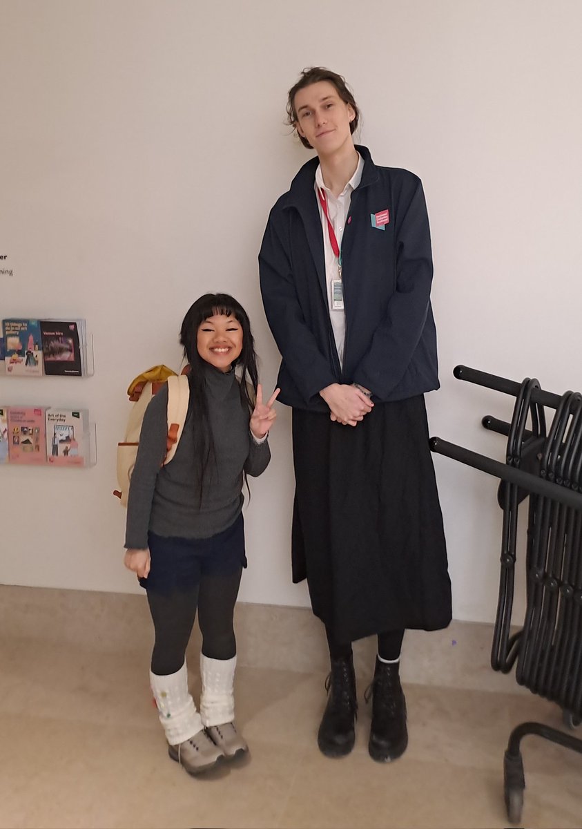 Went to Scotland's National Gallery and came across a lovely staff who's the tallest person I ever met! 🤭 This is us (4'8 vs 7ft)