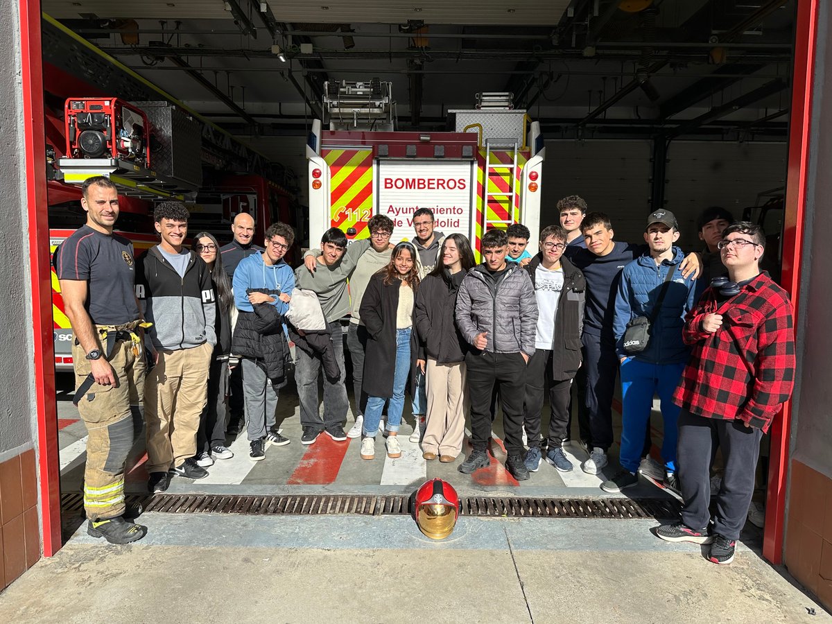 CDidactico's tweet photo. En 1º #SMR hemos visitado al Parque de @BomberosVLL. No sólo son importantes los 🚒, también es fundamental el software de coordinación que utilizan. Ha sido emotivo y un orgullo encontrarse con un exalumno del Centro dentro del cuerpo de bomberos!!! ❤️ https://t.co/0JQfhYZ1Gs