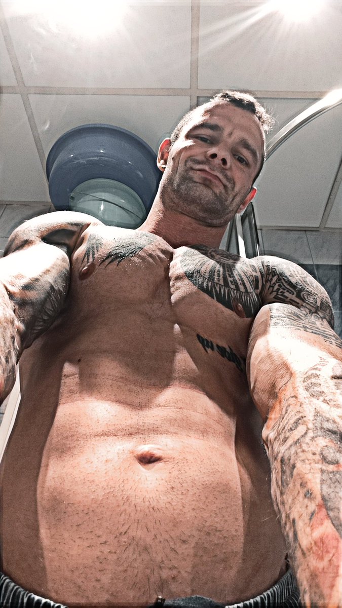 Miłego wieczoru 🤪😁💪💪💥 #weekend #body #naked #gymboy #abs #sexy #silownia #chill #chillvibes #bodymuscle #boy  #happy #abs #biceps #hotboy