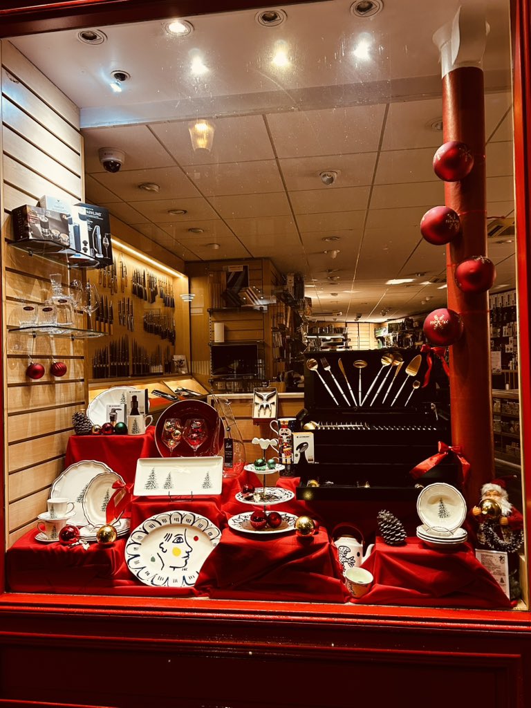 francisbatt's tweet photo. Nos vitrines de Noël sont prêtes. Venez les découvrir ! #FrancisBatt #Noël https://t.co/LijT5F5asC