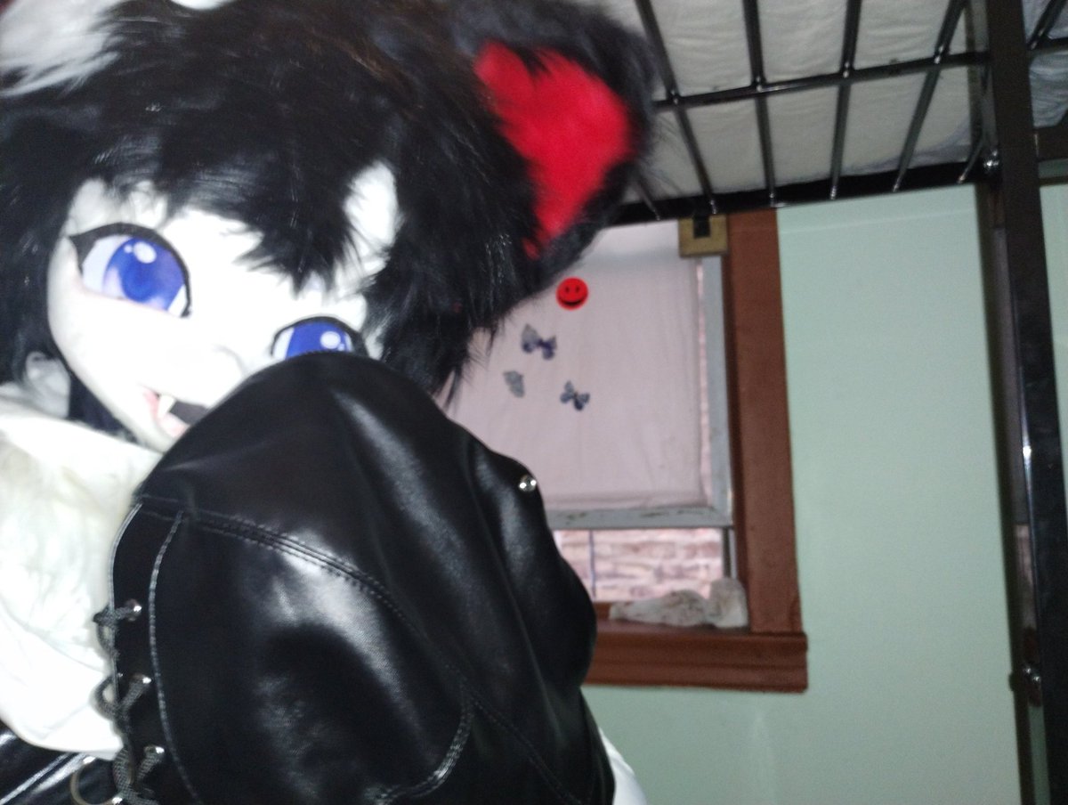 Look at you, begging for that hood with those eyes... It's cute~ 🤍🖤

Don't worry... I'll make sure you get the same love you are begging Mistress to have~ 🤍🖤🤍🖤🤍🖤

#FursuitFriday #Latex #nsfw