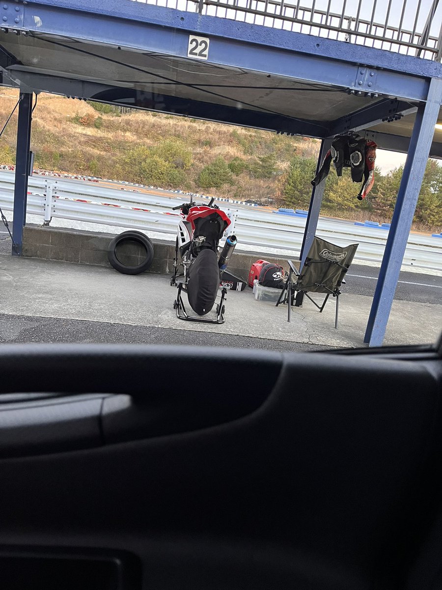 MASA_biker_44's tweet photo. えびパラ来てます！
貧乏人なんで協賛品に中古スパコル前後を持ってきました笑
名阪新路面一発目がNINJAか😇
ウォーマーカバー初めて使うけどこれで合ってるんか？ https://t.co/sIJUS2aKM9