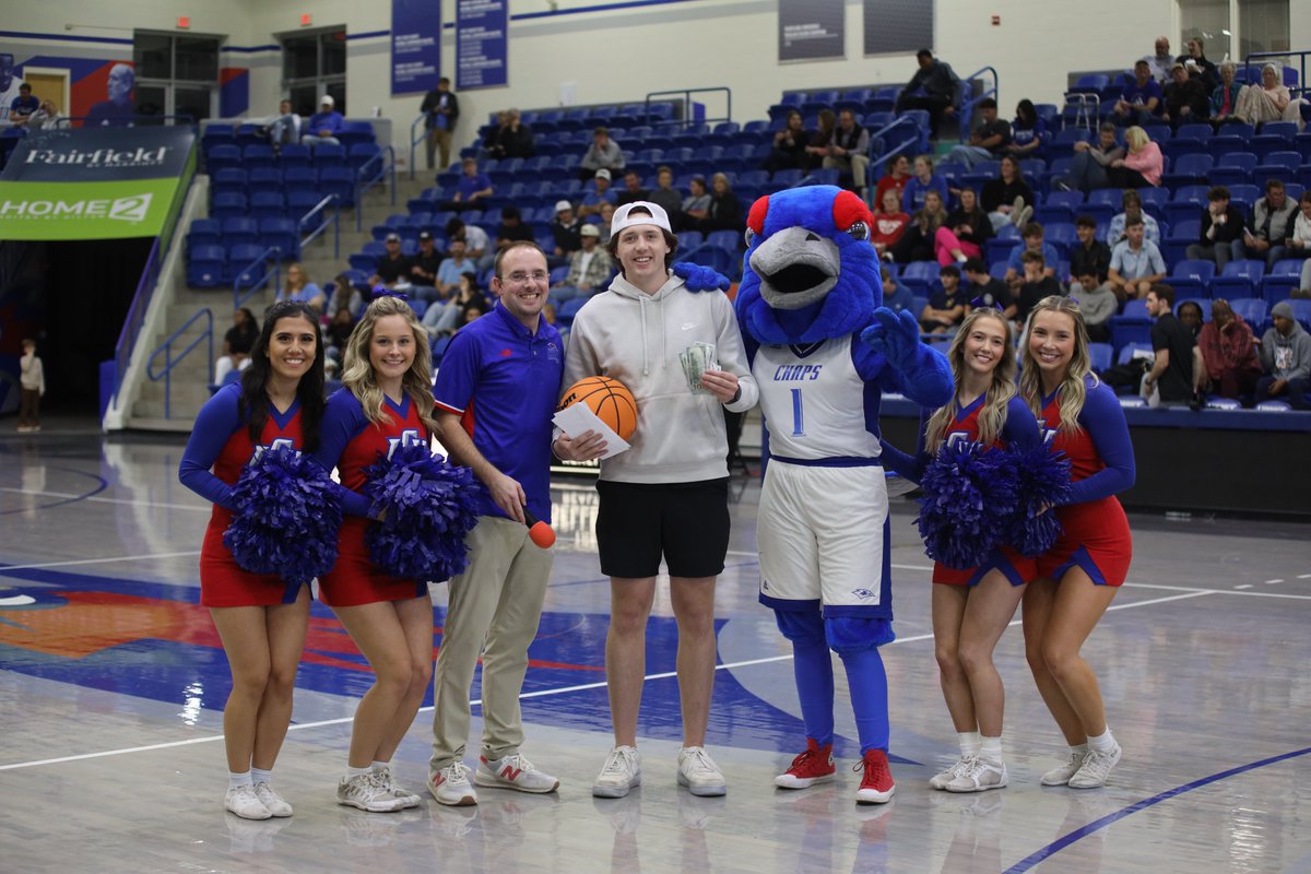 LCUCHAPS's tweet photo. 🤑🤑🤑

Congratulations to LCU student Cole Cleaveland, who won BIG in our inaugural Rip It to Win It halftime competition! https://t.co/15Fs2SPWGi