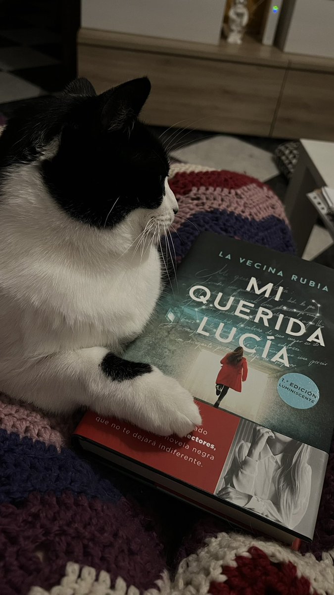 Beka_GB's tweet photo. Se ha quedado una buena noche para empezar un libro nuevo. Va a ser nuestro primer libro de @lavecinarubia ¿tendremos nueva escritora fetiche de thrillers? https://t.co/zPcNjne4mC