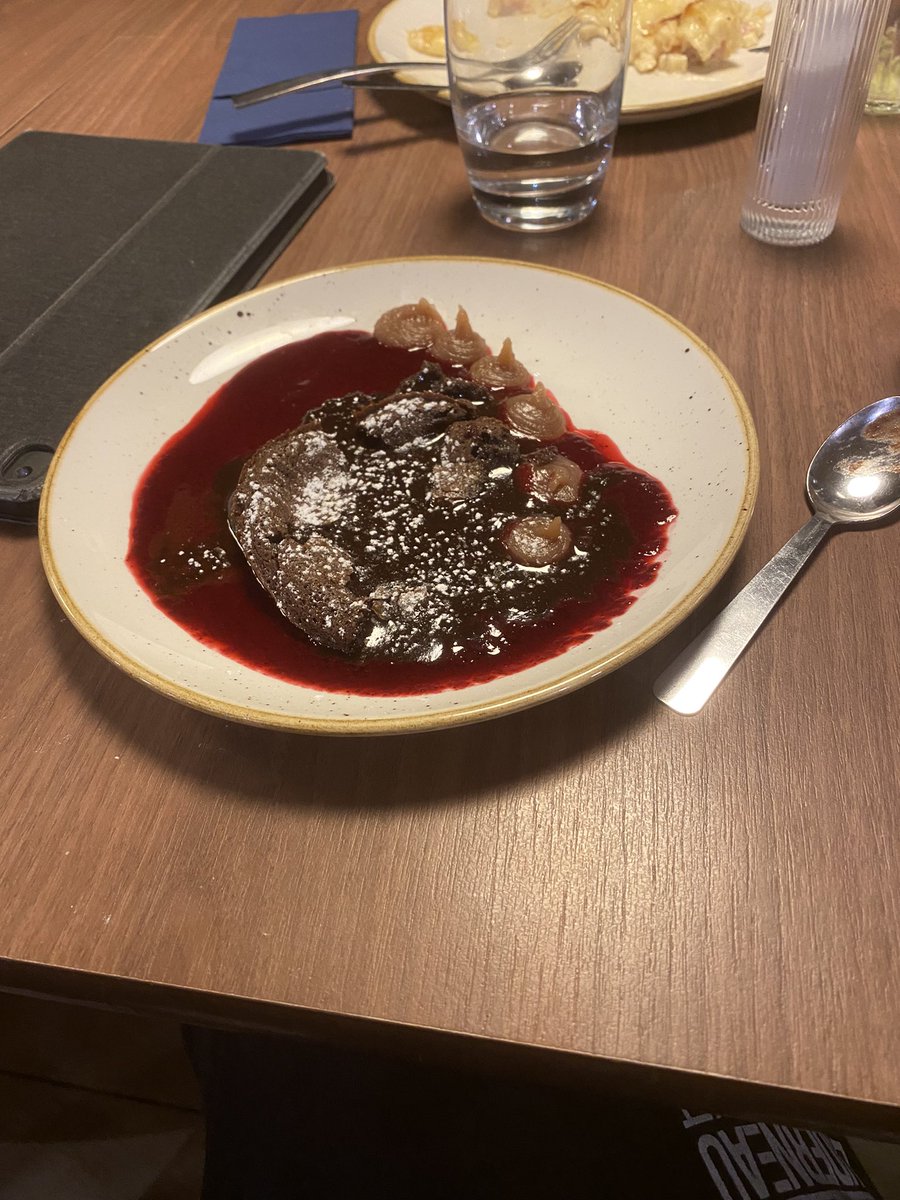 Imagine tu commandes un moelleux... tu reçois ça... <a href="/CampanileHotels/">Campanile Hotels</a> #lyonpartdieu