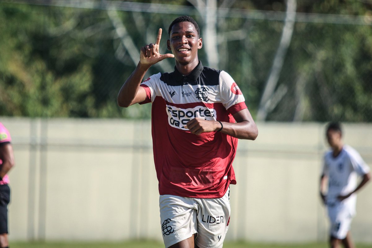 SantaCruzdeBase's tweet photo. #Sub16 | Nesta sexta-feira (22), o Santa Cruz venceu a equipe do Sporting pelo placar de 3x1 e se garantiu na grande final da Superliga Nordeste, que será disputada no sábado (23). Os gols da Cobra Coral foram marcados por Hyago, Isaac e Matheus Melo. 

📸: @fotografaevelyn https://t.co/jucslmZU1N