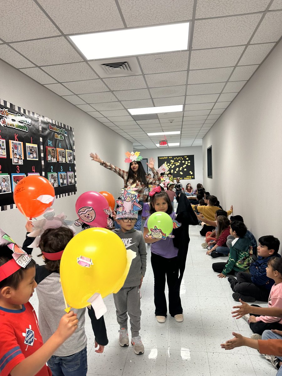 miss_vteach's tweet photo. @GenoaElementary had their first @Macys Thanksgiving parade. ☺️💖 Our pre-K and kinder kiddos enjoyed it so much! 

@PasadenaISD_TX 
@GenoaElementary 

#ThanksgivingDay2024 
#Thankful https://t.co/X4jJ8at4Ea