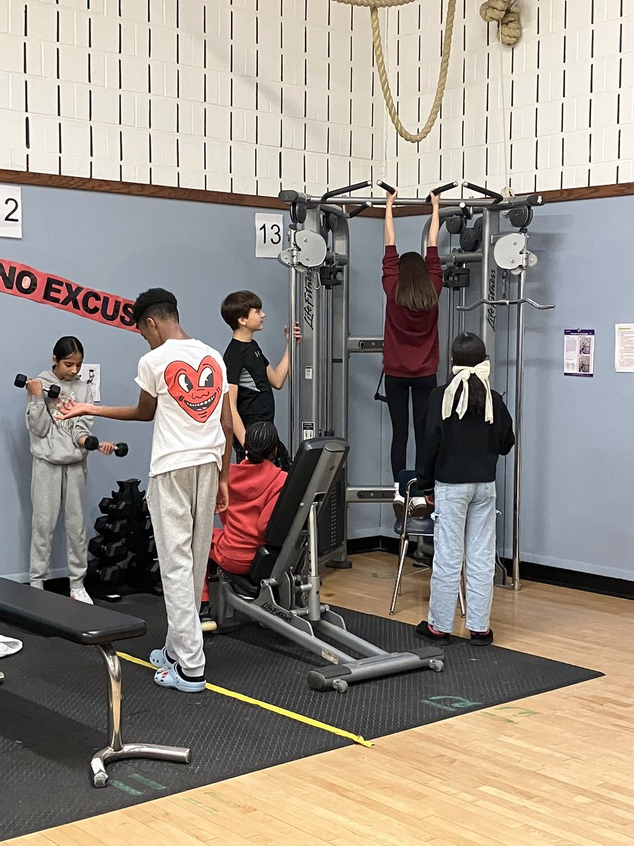 FasuloJason's tweet photo. Fitness Friday! Students in Personal Health and Wellness not only learn how to improve their health, but actively engage in wellness activities. Raising heart rates, mood, and each other by working out together. @MHWhiteMRM @LCSDAthletics https://t.co/Zszn4n5R0x