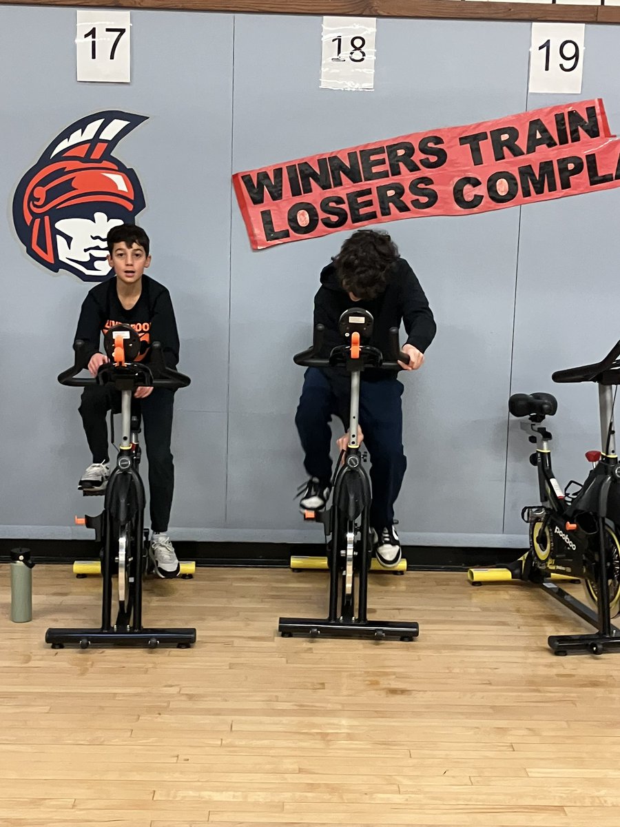 FasuloJason's tweet photo. Fitness Friday! Students in Personal Health and Wellness not only learn how to improve their health, but actively engage in wellness activities. Raising heart rates, mood, and each other by working out together. @MHWhiteMRM @LCSDAthletics https://t.co/Zszn4n5R0x