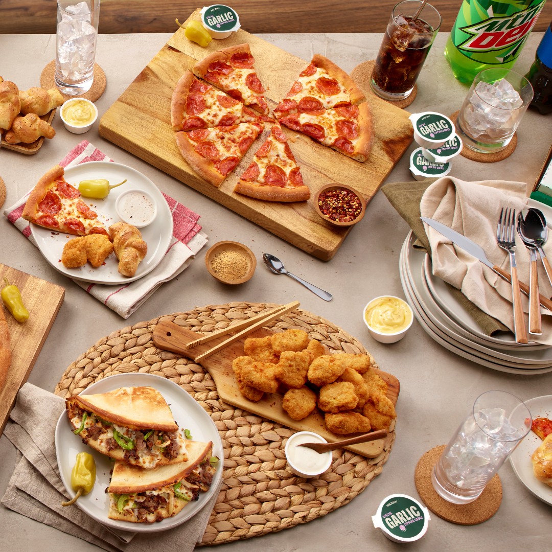 papajohnspeedee's tweet photo. If this isn't the Friendsgiving spread then I don't want it https://t.co/8aqVDCu1Cq