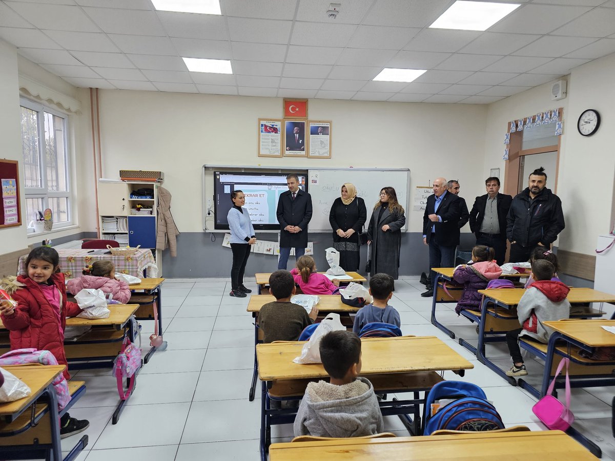 Öğretmenler istikbalimizin mimarıdır.

İlçe Başkanımız Durdu Safa Kekeç ve Yönetim Kurulu Üyelerimiz 24 Kasım Öğretmenler Günü vesilesiyle Fatmalı Mahallemizde bulunan Fatmalı İlköğretim Okulunda görev yapan öğretmenlerimizi ziyaret ettiler.