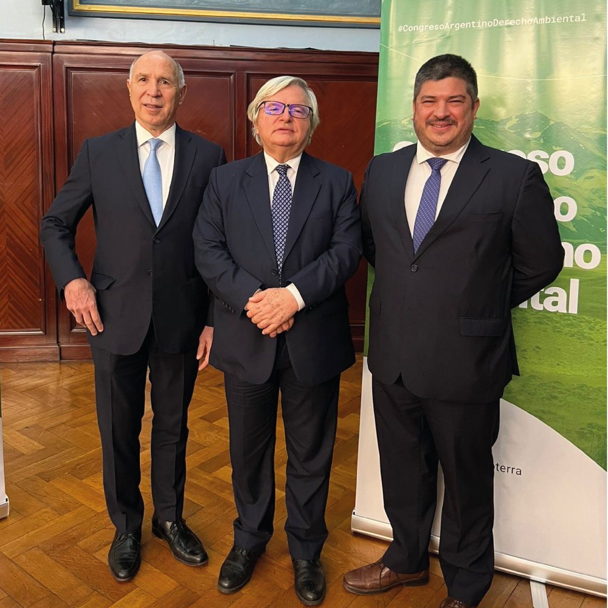 👏🏼Ameno encuentro e intercambio de ideas de nuestro Director Ejecutivo <a href="/EFSantagada/">Ezequiel Santagada</a>  🇵🇾 , con los Ministros de las respectivas Cortes Supremas de Justicia de Argentina y Brasil: Dr. Ricardo Luis Lorenzetti <a href="/rlorenzetti/">Ricardo Lorenzetti</a> 🇦🇷 y el Dr. Antonio Herman Benjamin 🇧🇷 en El X Congreso