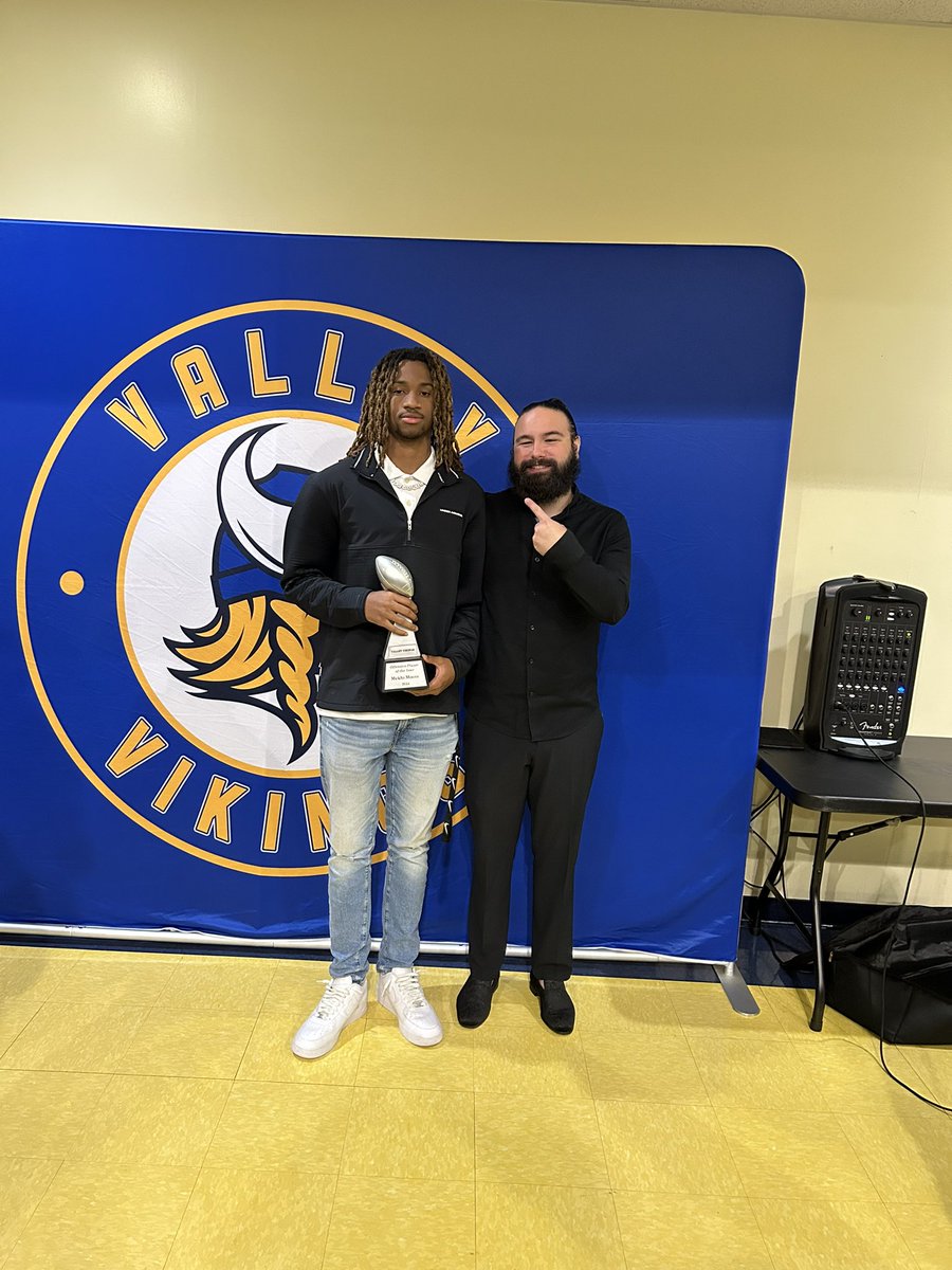 UNO! 

Thank you for being so coachable 

Thank you for believing in me &amp; the process 

Thank you for every throw &amp; run 

Thank you for having the will &amp; drive that only the elites have 

Most importantly Thank you for being you 

I’ll see you December 6th 🤫 

<a href="/mekhiMoore18/">Mekhi Moore</a>  🏹