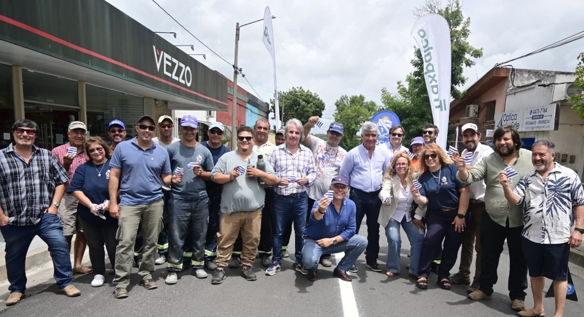 INVERSIÓN HISTÓRICA EN CASTILLOS, U$S 2.300.000 y 9 KMS DE CARPETA ASFÁLTICA COLOCADA: inauguramos hoy 23 cuadras en pleno centro que pasan a ser de primera calidad; también el barrio Abasto, un barrio popular que recibe carpeta asfáltica también en más de 30 cuadras; además el
