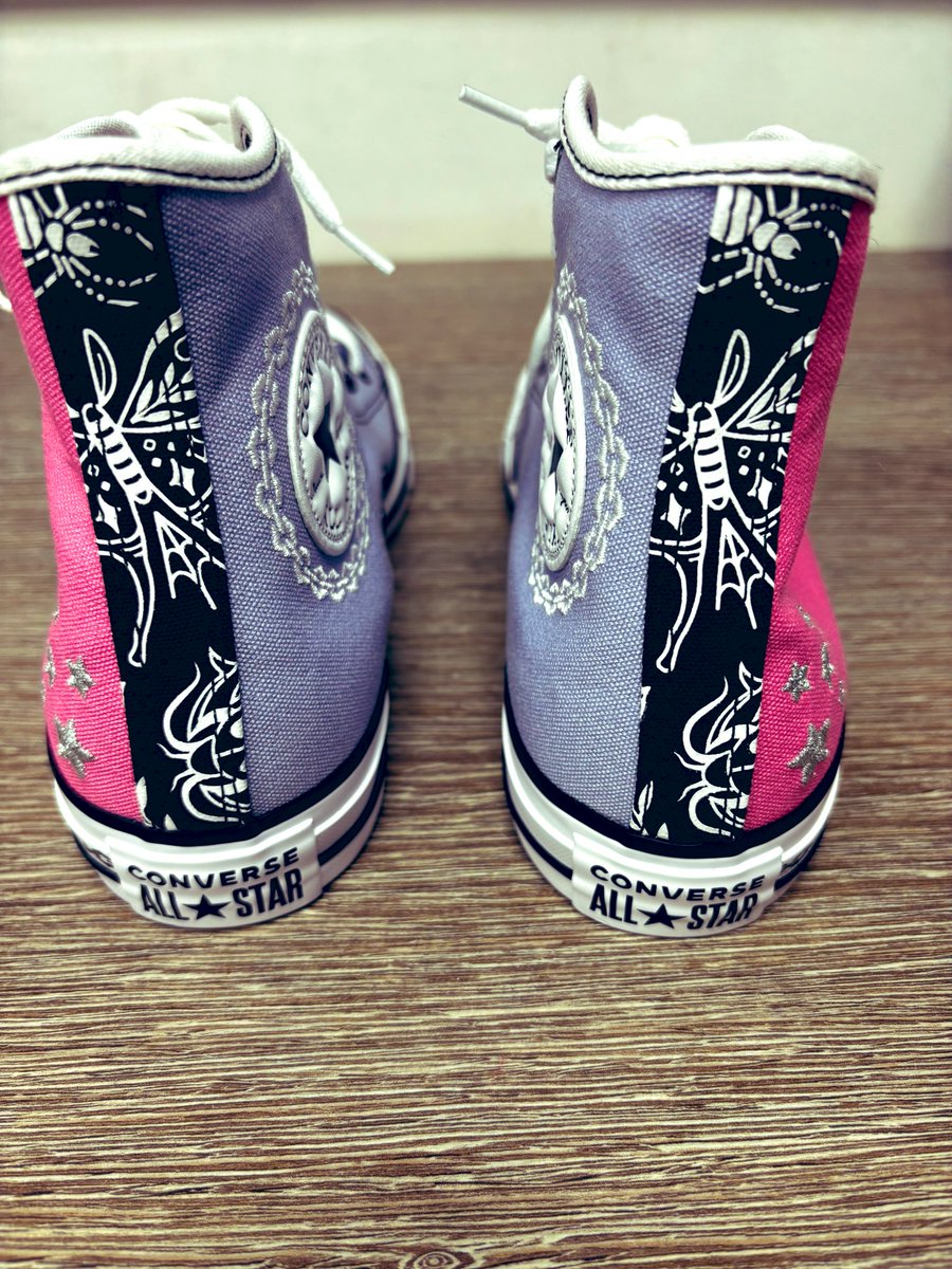 LoobyDooby22's tweet image. My new Converse customised by ME 🫶🏼
#Conversebyme #HiTops #Converse 
#Birthdaygirl @Converse 🐆🦂💜🩷⭐️