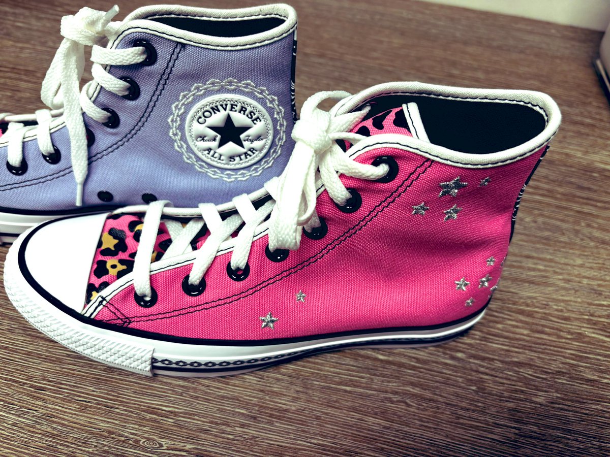 LoobyDooby22's tweet image. My new Converse customised by ME 🫶🏼
#Conversebyme #HiTops #Converse 
#Birthdaygirl @Converse 🐆🦂💜🩷⭐️