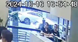 tommoallalong's tweet image. Tapé lo peor de la foto, pero en space acordamos difundir estas imágenes en donde se ven las personas que NO LLAMARON A LA AMBULANCIA cuando Liam lo necesitaba. 

Personas que son EMPLEADOS DEL HOTEL CASA SUR PALERMO y no están imputadas en la causa.

Miren la hora 16:54…