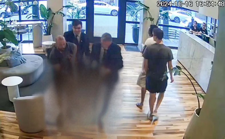 tommoallalong's tweet image. Tapé lo peor de la foto, pero en space acordamos difundir estas imágenes en donde se ven las personas que NO LLAMARON A LA AMBULANCIA cuando Liam lo necesitaba. 

Personas que son EMPLEADOS DEL HOTEL CASA SUR PALERMO y no están imputadas en la causa.

Miren la hora 16:54…