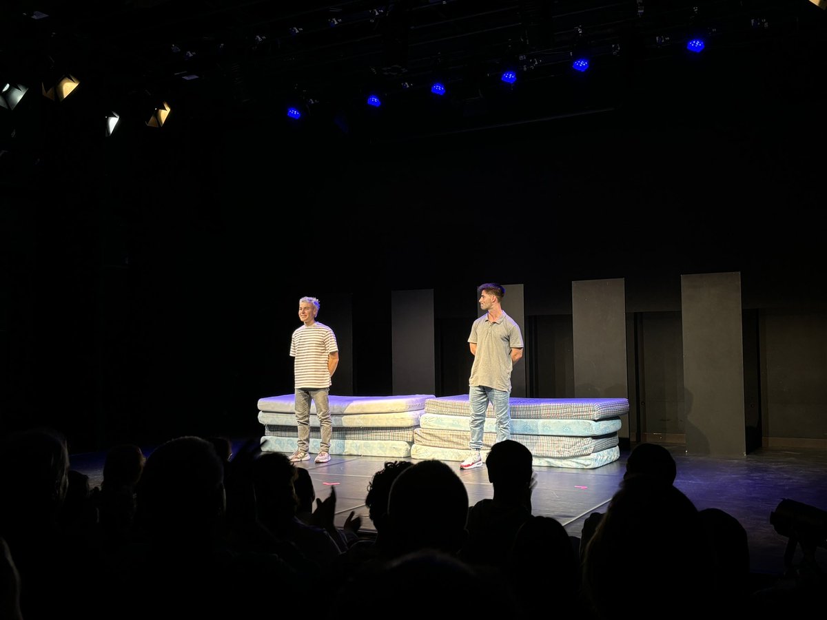 Impactat per ‘Dirrrty Boys’, la història del terrible crim de Liverpool del 1993, quan dos nois de 10 anys van matar un nen de dos.

Impactat pel text magnífic de Gerard Guix, la direcció d’Agata Casanovas i les interpretacions extraordinàries de Sergi Espina i Martí Cordero.