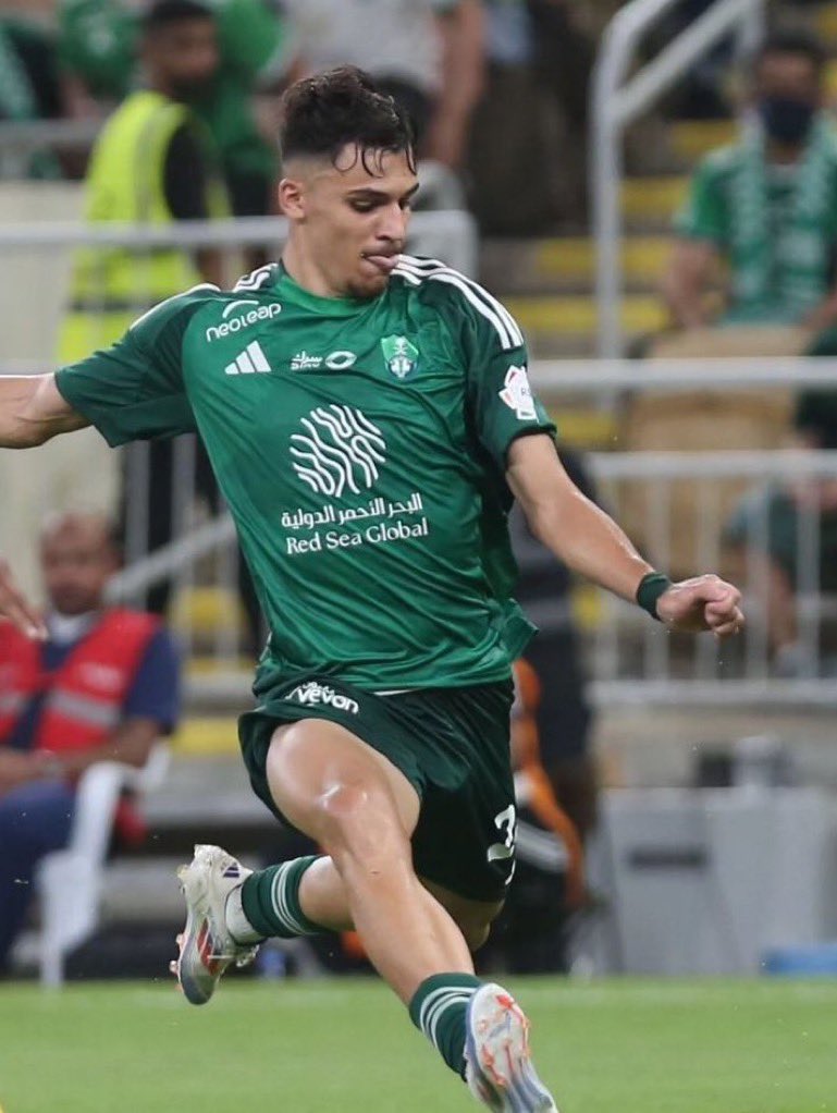 تركز على حجم فخوذه ولا حجم حقه وربي هوت 😫😭😭🫦