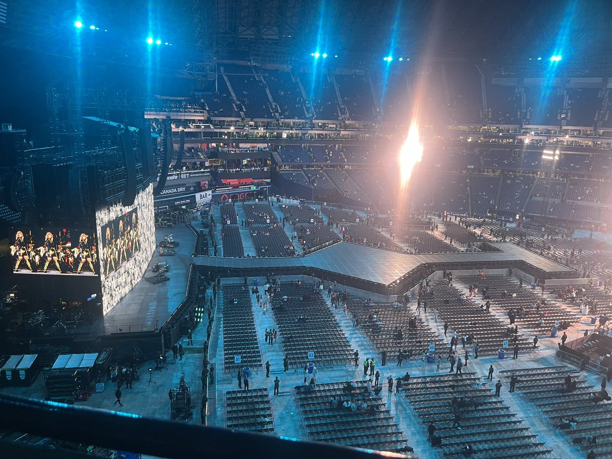 othcassandra's tweet photo. N5 we have arrived!!!!!! @taylornation13 are you ready for it?! https://t.co/JWkKsZcmAe