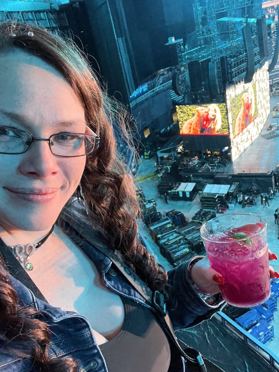 othcassandra's tweet photo. N5 we have arrived!!!!!! @taylornation13 are you ready for it?! https://t.co/JWkKsZcmAe