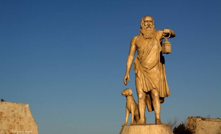 “Gözleri hasta olana ışık kötü gelir. Karanlıkta rahat eder ve acılarından kurtulur. Çünkü artık görememektedir.”

-Diyojen