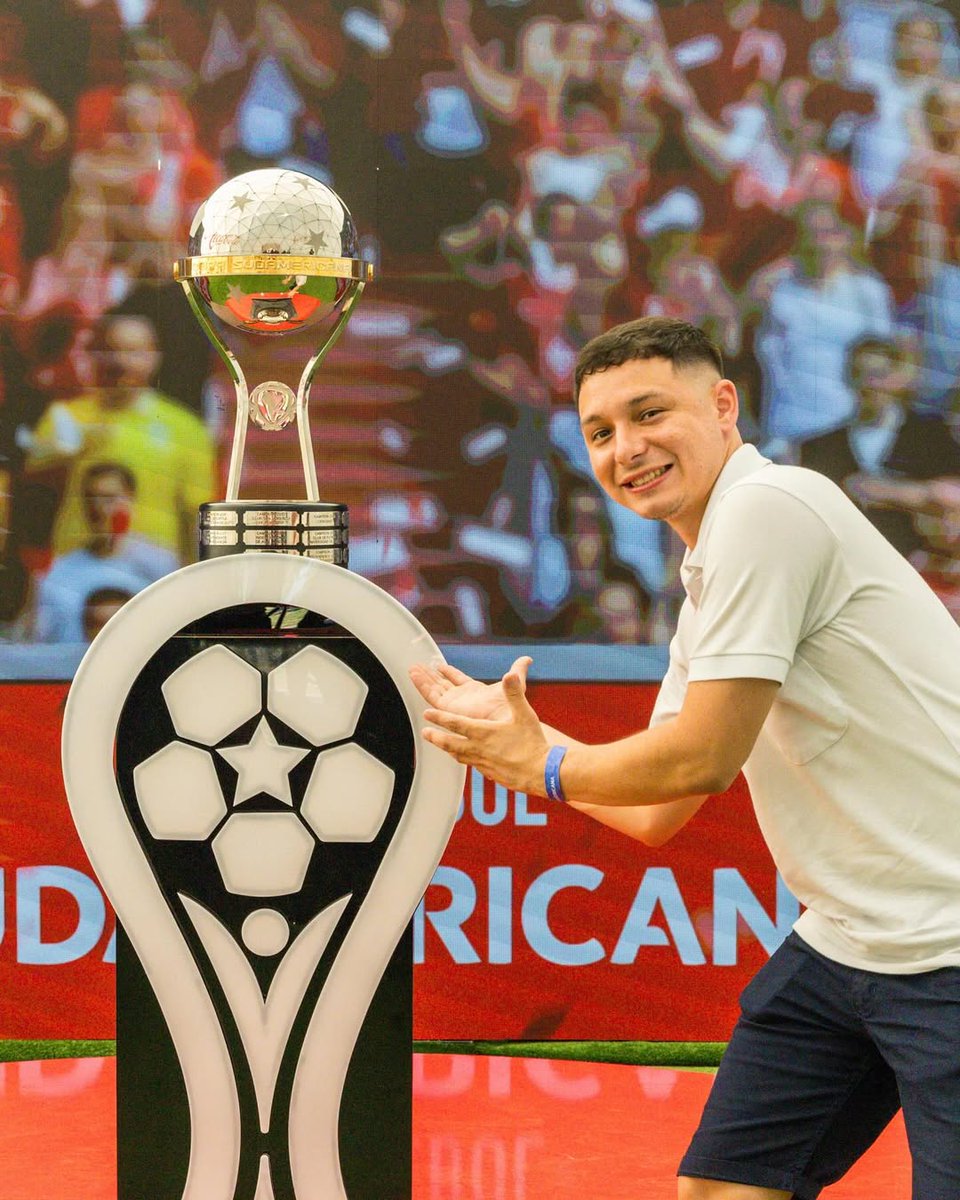 trecepy's tweet photo. ¡SE SIENTE LA FIESTA SUDAMERICANA! ⚽️🏆

👉🏻 @rrivas_belen  @RiveraNelsonC  @ronalfuttv  ya están listos para esta edición de Copamanía. 

Te traen lo mejor del evento que reúne a los hinchas de #Cruzeiro 🇧🇷 y #Racing 🇦🇷 en vivo desde la Costanera de Asunción 🇵🇾

📹 ¡Prendete al live en todas nuestras plataformas! 

#Trece #SiempreConectados #CONMEBOL #Sudamericana #Racing #Cruzeiro #Brasil #Argentina #Paraguay