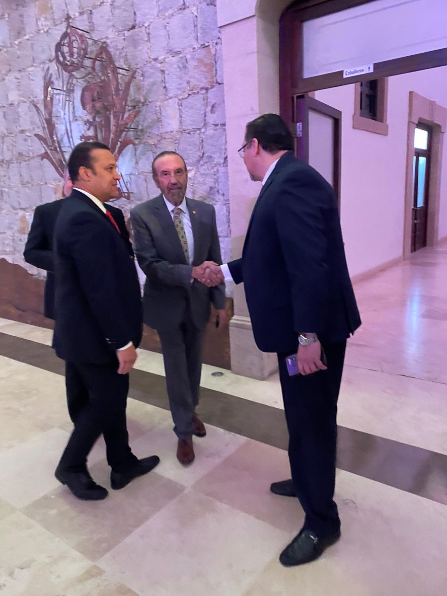 CCLDurango's tweet photo. Felicitamos al nuevo Comité de la Asociación de Industriales de Maquinaria Pesada de Durango en su presidente Ing. Fernando Castro

El Gobernador Dr. @EVillegasV nos ha instruido para estar cerca y atender los asuntos de nuestra competencia. https://t.co/sf7nKtylXp